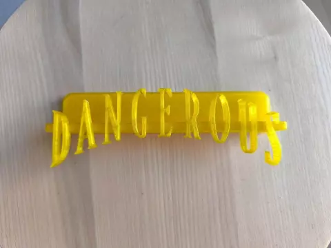 SUPPORT MJ CD DANGEROUS — Supports muraux dédiés aux albums de Michael Jackson pour exposer vinyles et CD.