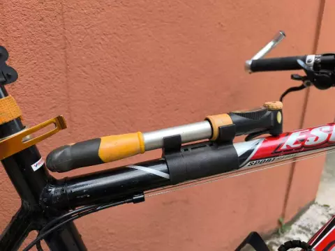 SUPPORT DE POMPE POUR VÉLO — Support clipsable permettant de transporter facilement une pompe à vélo sans perçage.